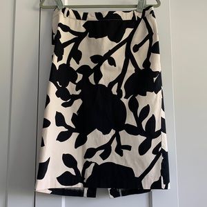 H&M Pencil Skirt size 8 Black and White Flower Print
